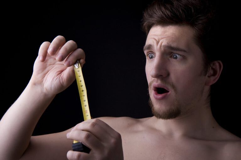 un uomo ha misurato il suo pene con una pompa prima che fosse ingrandito